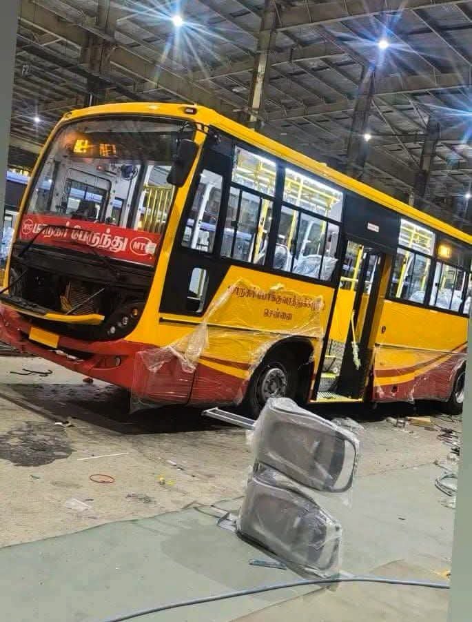 DPTlus's tweet photo. இனி Bus Colour ah பாத்து அழுவானுங்க! 😭 https://t.co/ZA32IPlENi