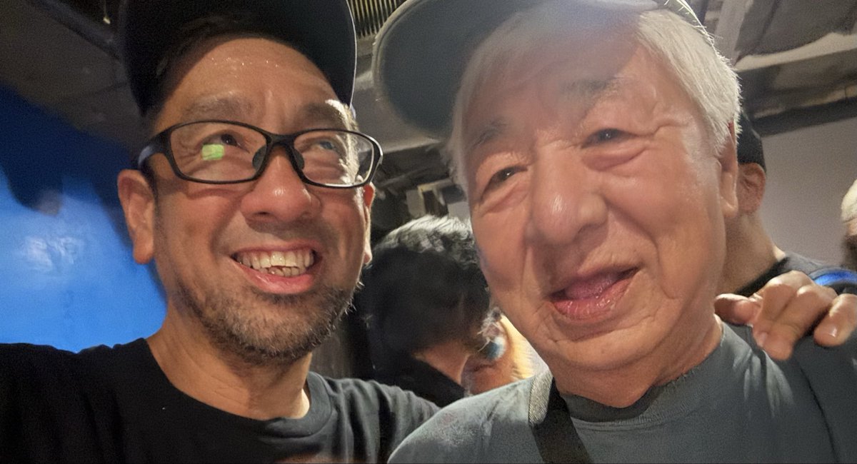 yasuyukixxx's tweet photo. 下駄親父がLIVEを選ぶポイントは人から聞いた話とチラシだって。知らない会場に行く手段も同じだって。あとプレイガイドは買えないけど好きそうなチケットを取ってくれるボランティアスタッフがいるみたい（笑）
時代に逆行して遠回りだけど何て温度があってあたたかいやり取���なんだ。
オレたちの現場 https://t.co/t2agFgb2pp