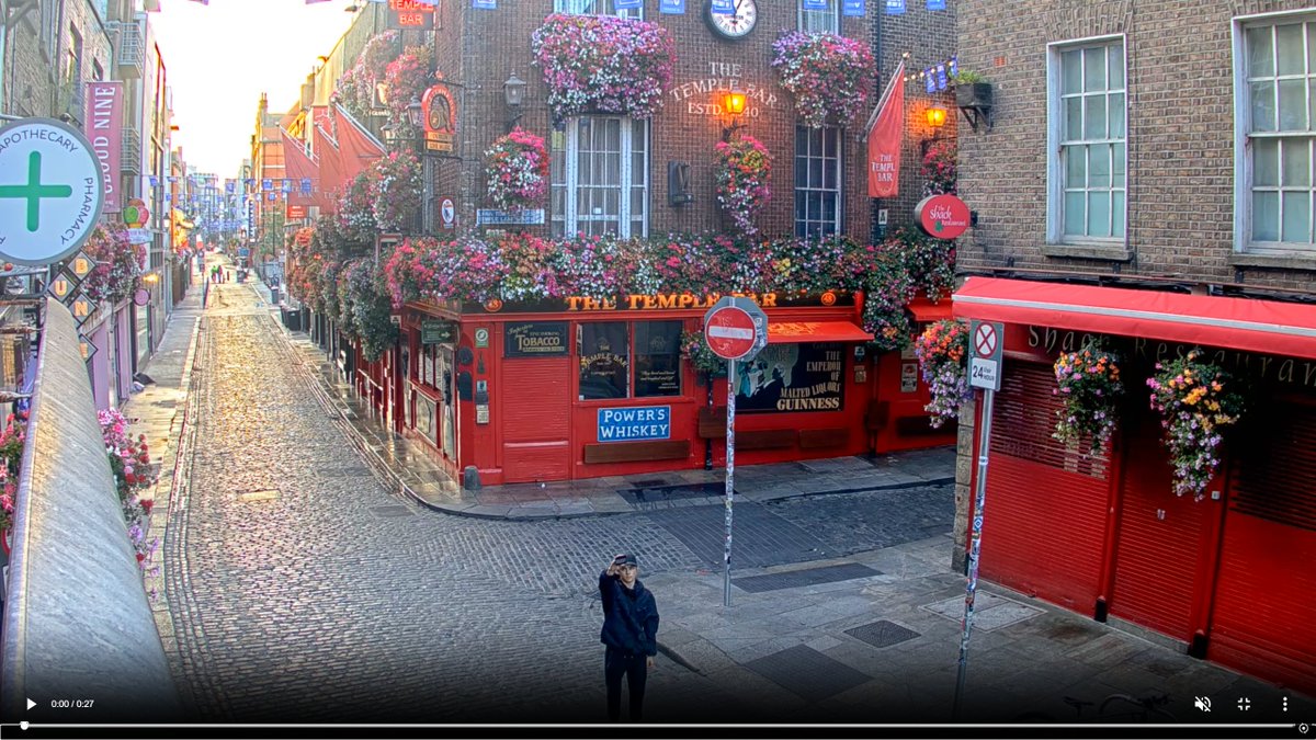 YellowSnowman23's tweet photo. Twitter, do your thing. 

Who was the dude showing something to the camera in Dublin around 6:03am GMT +1. I seen you from Northwest Indiana.

#CCTV #Dublin #TempleBar https://t.co/CqvIW2CL0i