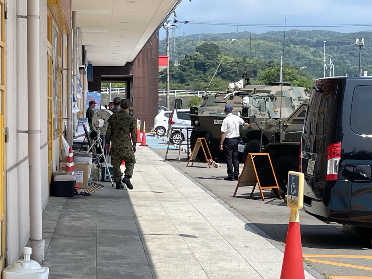 obakasanna_taro's tweet photo. うわ、、、、魚津のドンキ前で自衛隊が隊員募集してる、、、軍国主義の足音どころじゃねぇ、、、 https://t.co/wmdYNc247r