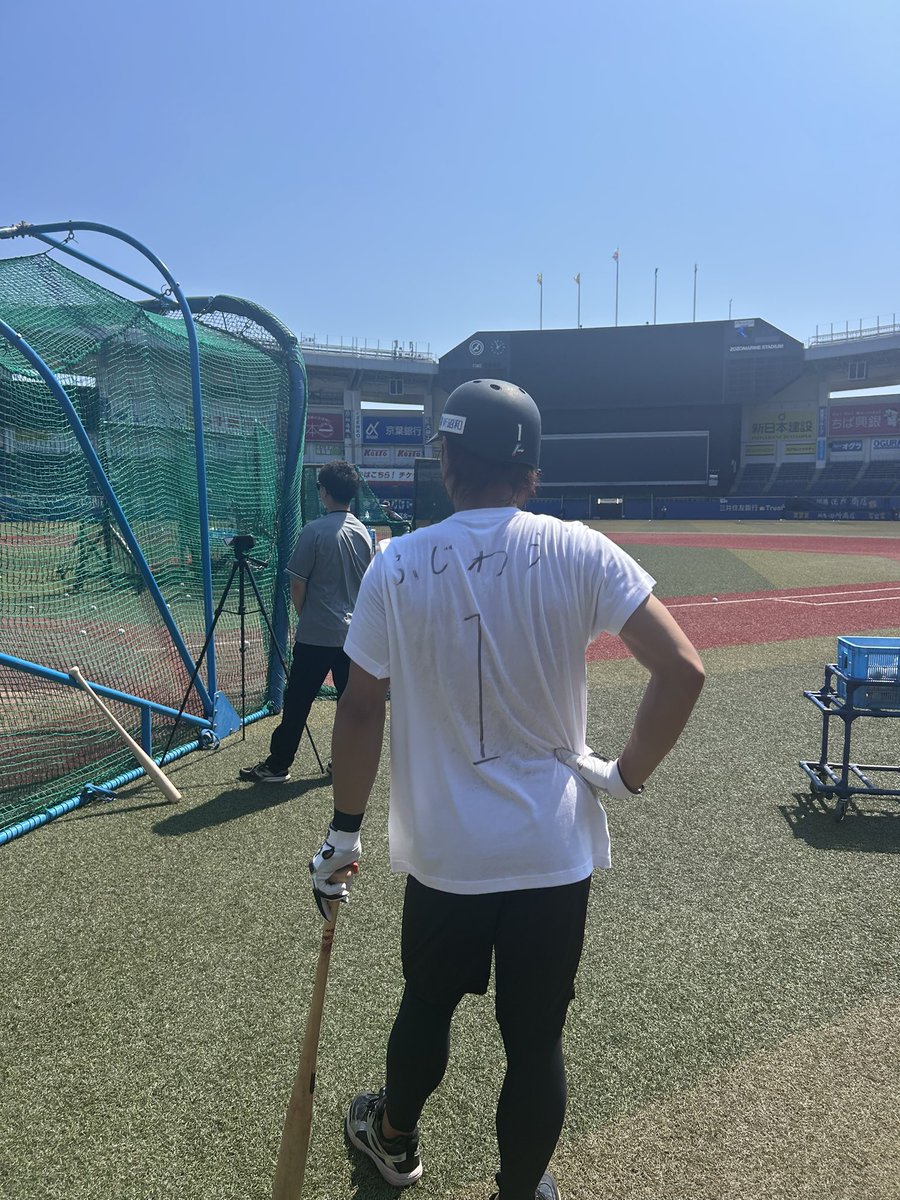 nhoshi_nikkan's tweet photo. #藤原恭大 選手はなぜかTシャツに背番号と名前を書いていました。理由は「なんとなくです」とのことです。
#chibalotte https://t.co/oZ4O1d8ZNU
