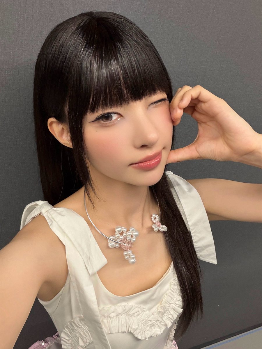 theillitnews_'s tweet photo. YUNAH looks so gorgeous in her newly shared photos on Weverse.

#ILLIT #아일릿 #YUNAH #윤아 https://t.co/8kOXEdPfca