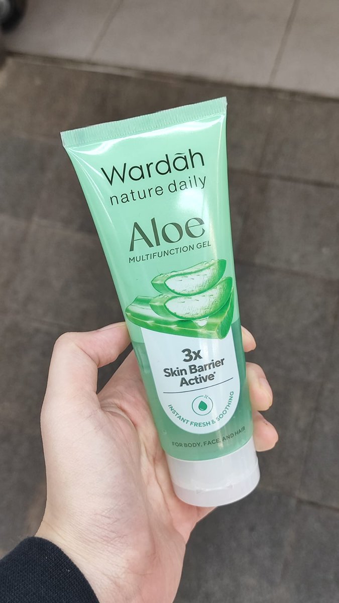 dllynptr's tweet photo. Suka banget sama aloe vera gel dari wardah 3 in 1 karena bisa untuk wajah, rambut bahkan badan sekalipun, kalau kulit kalian kering bisa pake ini sih aku rekomendasi kan #aloeWardah #rekomendasi #skinprep #sensitif #wardah https://t.co/GsJiVbqvWO