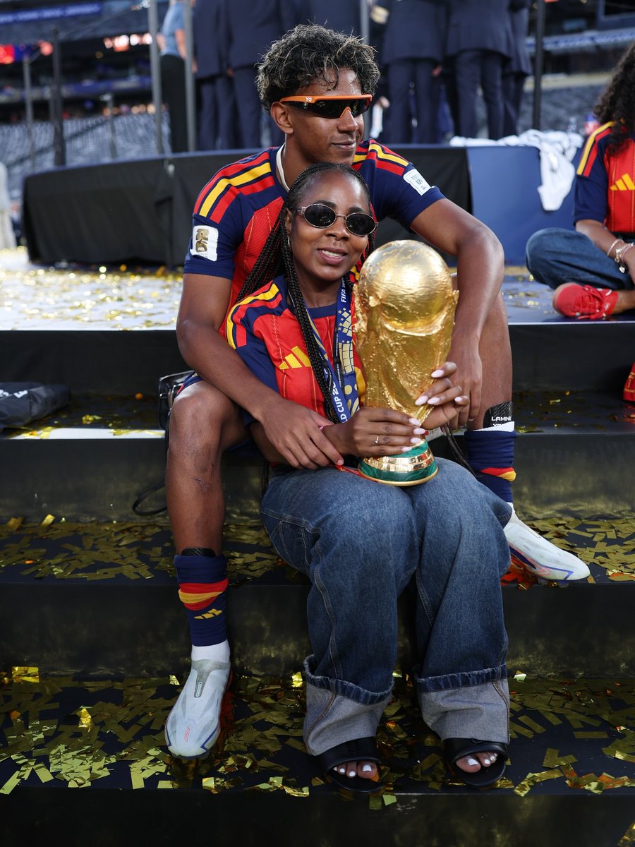 PoojaMedia's tweet photo. Lamine Yamal &amp; Mother with the World Cup trophy 🏆 https://t.co/K4dqtSH1lf