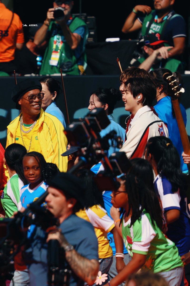 Adonis_Hoseok's tweet photo. 260719 FIFA WORLD CUP 

RONALDO &amp; RONALDINHO x BTS ☺️

#제이홉 #정호석 
#JHOPE #ジェイホープ 
#BTS #WORLDCUP 
@BTS_twt https://t.co/CTkHRAerm7