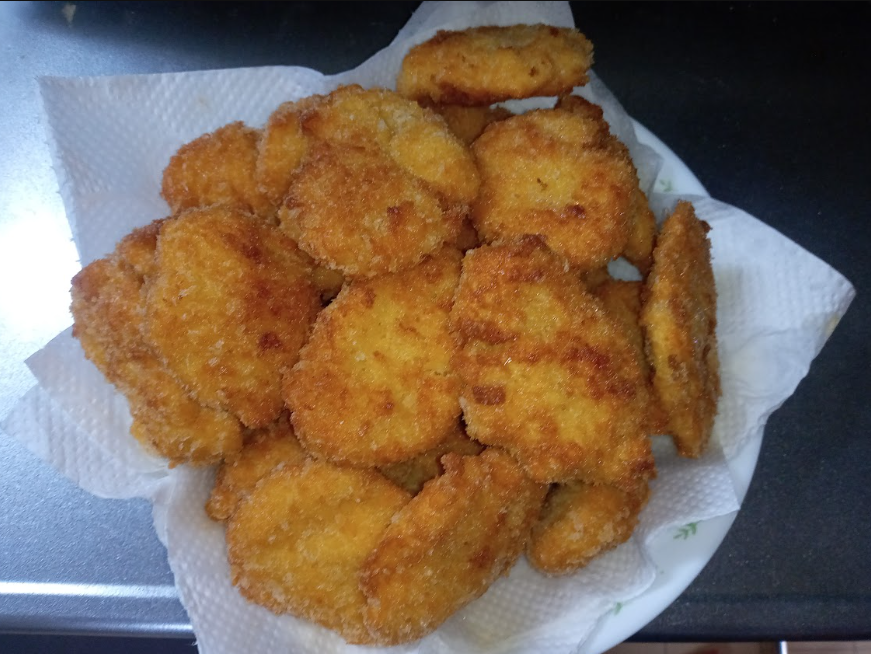 yosshin12's tweet photo. ナゲットもどきをまた作った。
60円（パン粉）＋80円（油）＋10円（鶏ガラスープ）
＋120円（卵）＝270円。
全体で30個ほど有る。高く見積もっても1個10円。
ワンワンもわたしもちょっとしたすなっくとしては
いただける。時間も１５分ほど。
やすくかるく、素早くでなかなかお気に入りだ https://t.co/TFB19zc18p