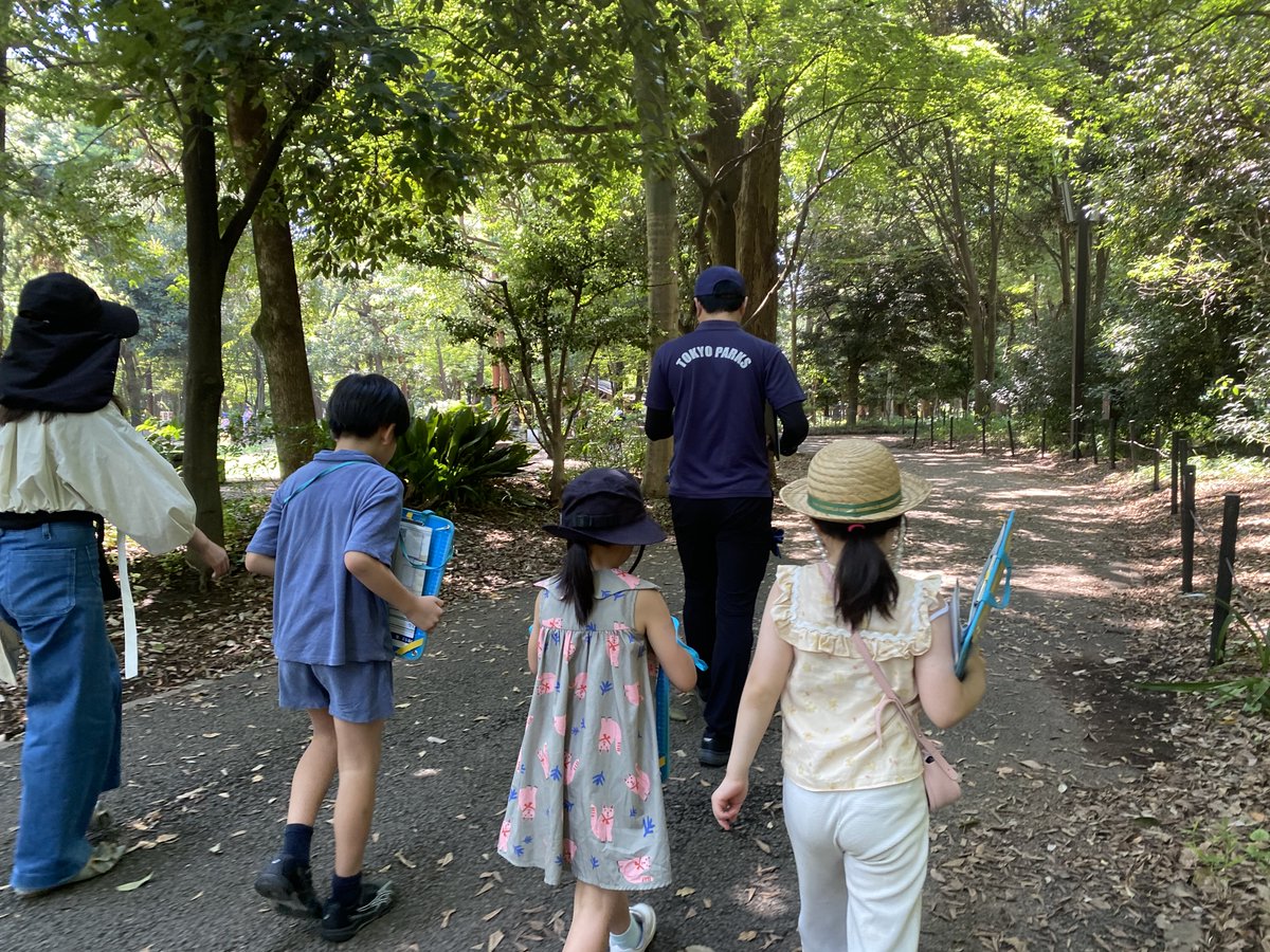 ParksRinsi's tweet photo. ひんやりハンター開催っ！

「水辺は涼しい！」「木の表面もひんやり～」「草の上でも日向は暑い」なんて、たくさん気づきがありました❄️

🥇じゃぶじゃぶ池 26.8℃
🥈幼児コーナー　28.3℃
🥉木の幹　28.5℃

つくったマップはサービスセンターで展示中！
お散歩の参考にしてね🍧
#森のサマースクール https://t.co/nvBFKkj1Wp