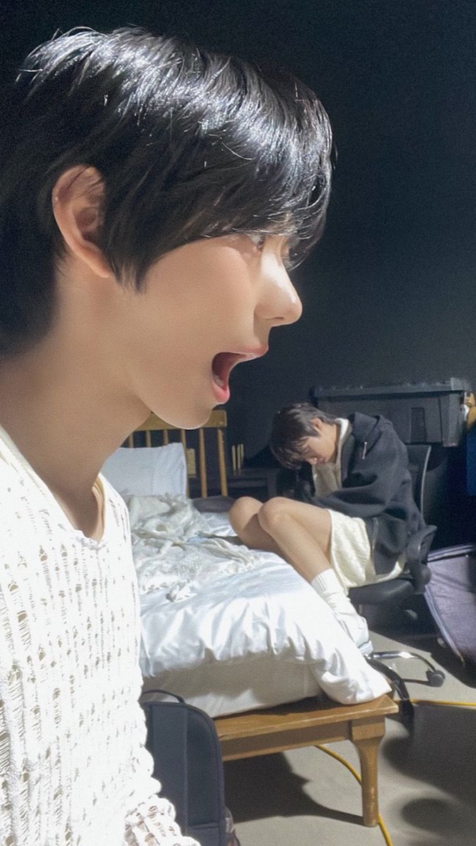 qiqifoha's tweet photo. ೯⠀⁺  ✏️⠀ 𖥻 fic prompt ⠀ᰋ 
#hanki au

in which faceless mukbang youtuber han finally shows his full face… in an interview on beauty influencer woongki’s collab series? some comments focus gush about han’s eyes, but others notice the way his gaze only stays on woongki. https://t.co/LVHUYq9qy8