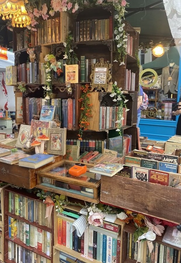 AlejaReads's tweet photo. I'm just a girl who needs a few happy minutes in a bookstore.>>> https://t.co/weNq5HK8ez