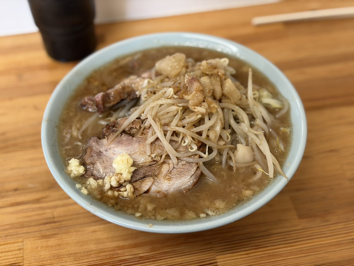 hamasho_43's tweet photo. 一口すすった瞬間、「こんなデロ麺、ありなのか」と思わず声が出そうになった。

吹田・岸辺エリアにある二郎系ラーメン店へ。

海の日は海パンを履いて来店するとラーメンが無料になるというユニークなイベントを開催。実際に海パン姿の学生グループも何組か来店していて、お店全体がお祭りのような雰囲気でした。

今回はラーメン150gを注文。

コールは、
・にんにく少なめ
・野菜普通
・アブラ普通

麺は9:30〜10:00ほどじっくり茹で上げられ、着丼。

まず驚いたのは麺。

ここまで振り切ったデロ麺はなかなかない。

やわらかいだけではなく、水分をしっかり含んだ麺にスープが入り込み、一体感が生まれている。

デロ麺だからこそ、小麦の甘みとスープの旨みが口いっぱいに広がる感覚が面白い。

スープは豚の旨みをしっかり感じる濃厚な仕上がり。

アブラも甘みが強く、全体をまろやかに包み込んでくれる。

肉はしっかりとした食べ応えがあり、ワイルドな存在感。

一般的な二郎インスパイアとは少し方向性が違う、**“デロ麺を楽しむための一杯”**という印象でした。

デロ麺が好きな方なら、一度は体験してほしいお店です。

ご馳走様でした。
