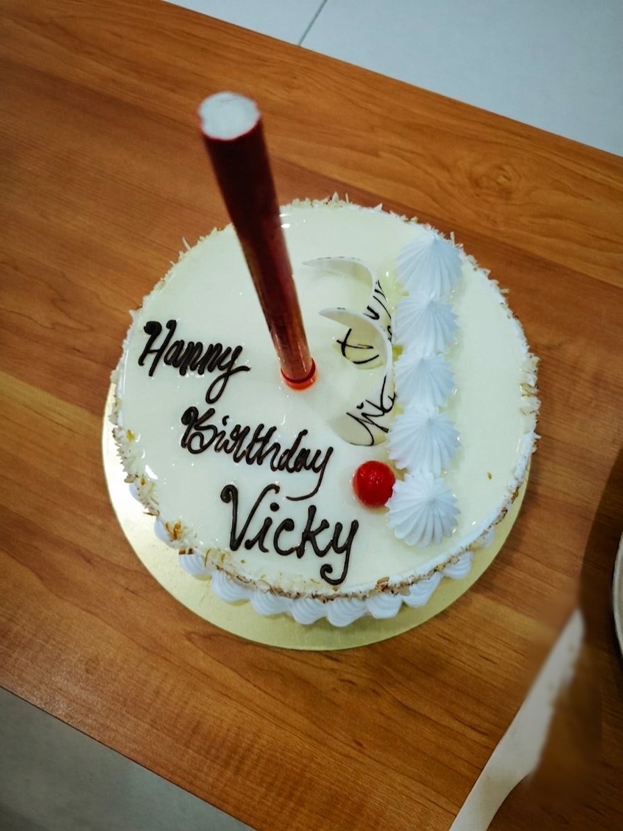 VickyyRoxx's tweet photo. Happy Birthday To Me 🎂😊 https://t.co/UwlBUX1HQW