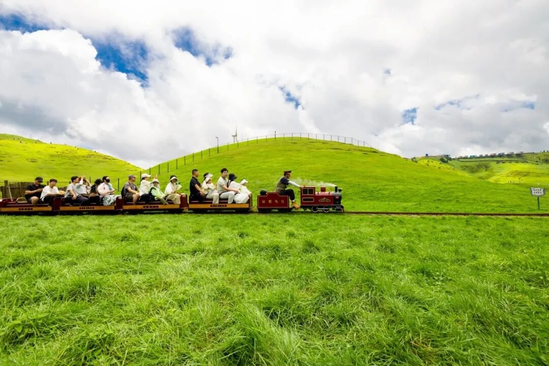 jiangjiangli01's tweet photo. 坐上童话小火车，来仰天湖大草原度个假吧！#郴州
Take the fairy tale train and come to Yangtianhu prairie for a vacation! https://t.co/L2KDWk4KQc