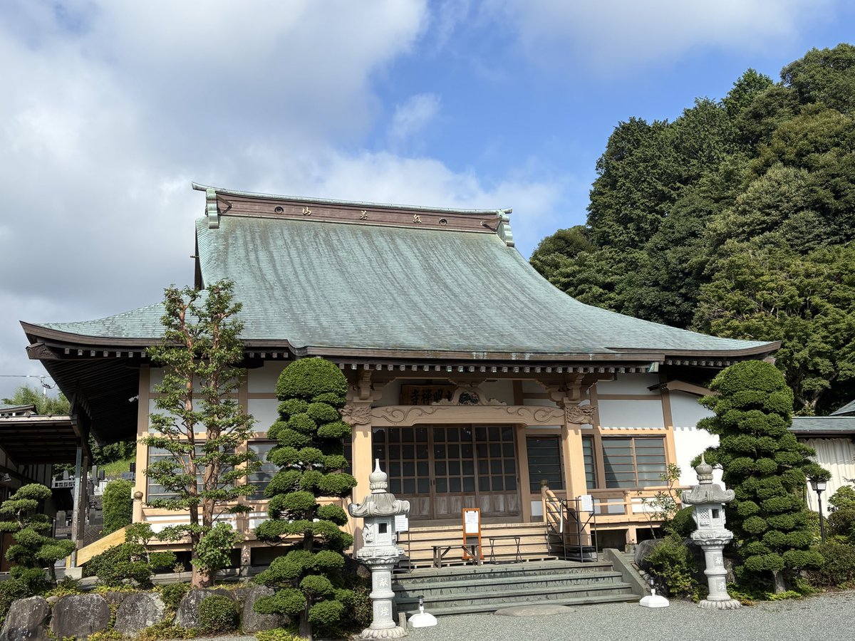 Marutora006's tweet photo. 裾野市の光明寺さまに
参拝してきました♫

今日は赤澤佳心先生の
御朱印対応日なので
見開き御朱印帳に書いて
いただきました。
今回の御朱印は
団扇と花火、「報恩」の
文字の御朱印です。

団扇に好きな文字を
書いてくださるとのことで
私は「合掌」の文字を
書いていただきました🙏 https://t.co/TciqIEhFCq