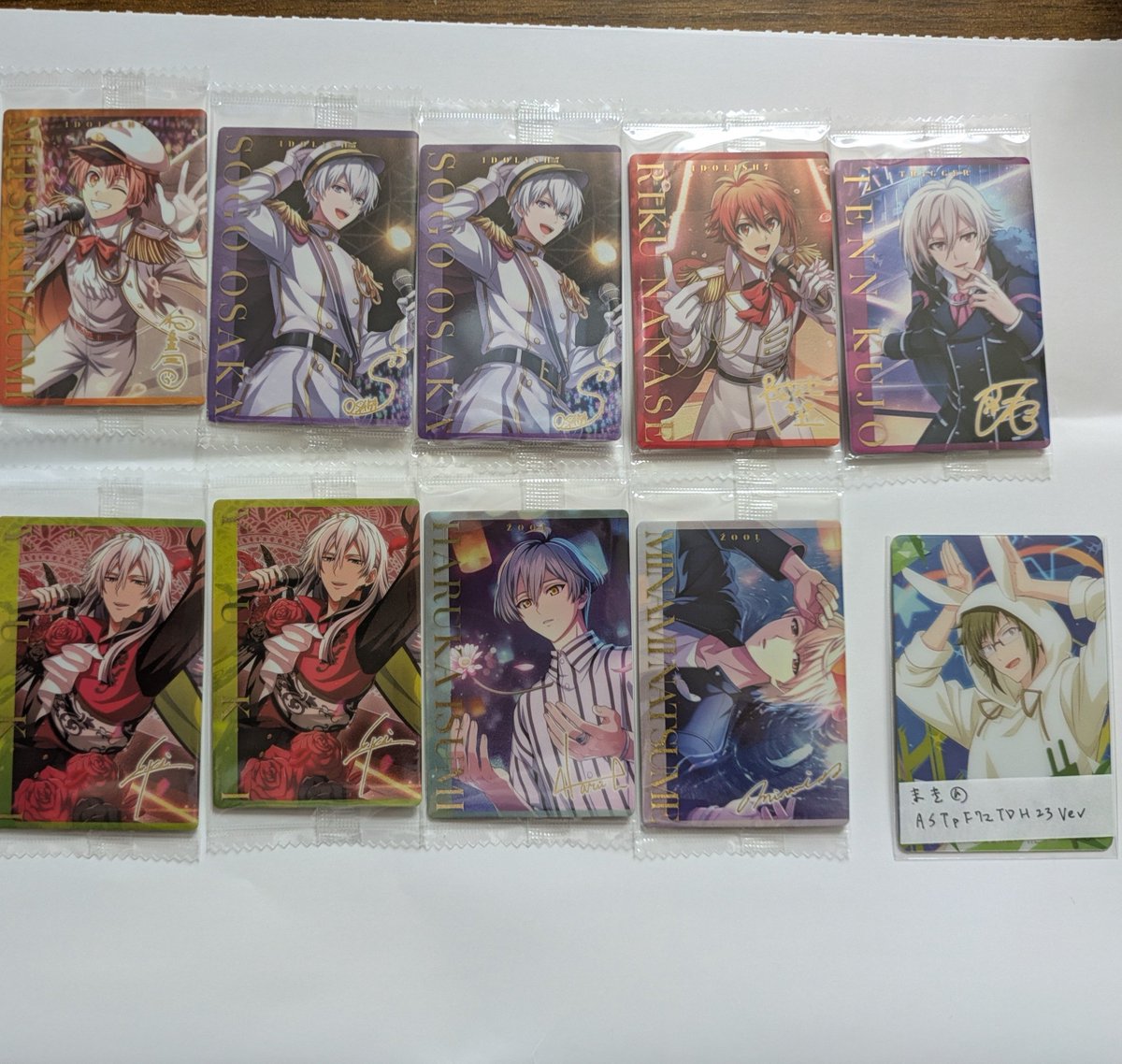 ASTpF72TDH23Vev's tweet photo. 【交換】アイドリッシュセブン アイナナ ウエハース27

譲）
・箔押し
一織1 三月1 壮五2 陸1 天1 龍之介1 千2 悠1 巳波1

・ La'Stiara
一織4 三月5 壮五5 ナギ5 陸4 天5 龍之介6 百5 千5 悠2 トウマ5 巳波4 虎於5

求）同種大和、楽
※箔押し⇔箔押し
※壮五、天、百、悠は楽含む交換を優先

→続 https://t.co/5lDAZkp3Xt