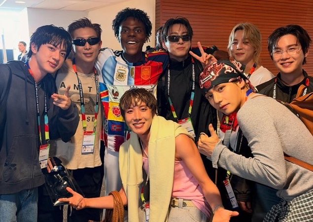 uarmyluv0's tweet photo. this is how i want everyone to interact with bts literally the best interaction so far https://t.co/8p80VvDmT7