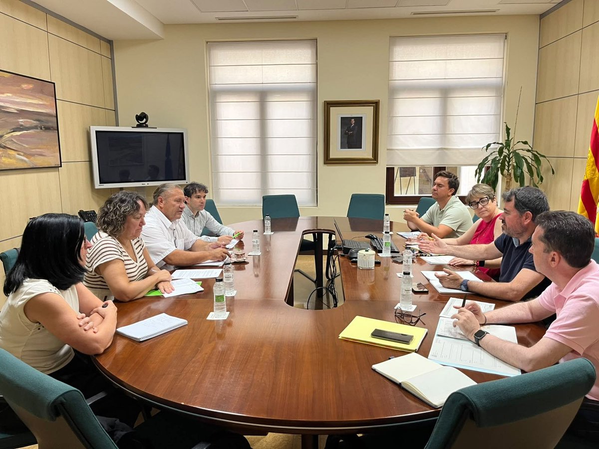 redespanola's tweet photo. 🎙️@AragonRural se reúne con @AranchaSimonAga, Consejera de Agricultura, Ganadería y Alimentación del @GobAragon

En la reunión se compartieron diferentes reflexiones sobre la situación de los Grupos LEADER🇪🇺🌿 en el futuro marco financiero de la UE

https://t.co/gerwkabCnM https://t.co/YF2rhMrgdA
