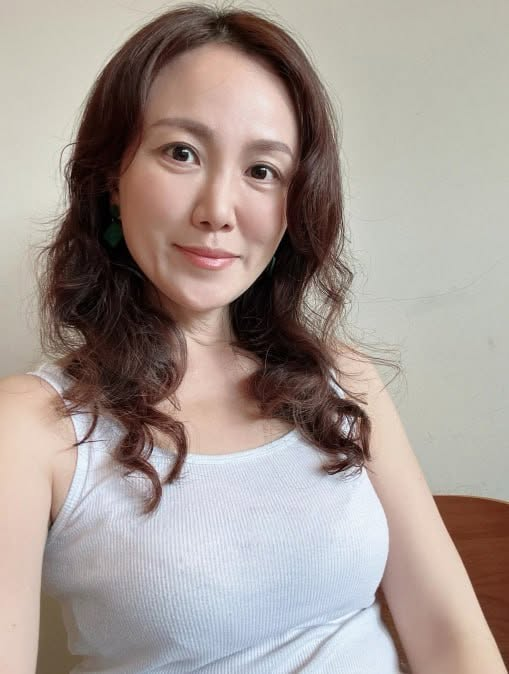 ESnow5055's tweet photo. 努力做一個剛剛好的女人
心態剛剛好
氣質剛剛好
身材剛剛好
生活也剛剛好
不用活成別人喜歡的樣子
只要活成自己最舒服
最自在的模樣就好
#雪姨 #熟女 https://t.co/mu2CoXUROa