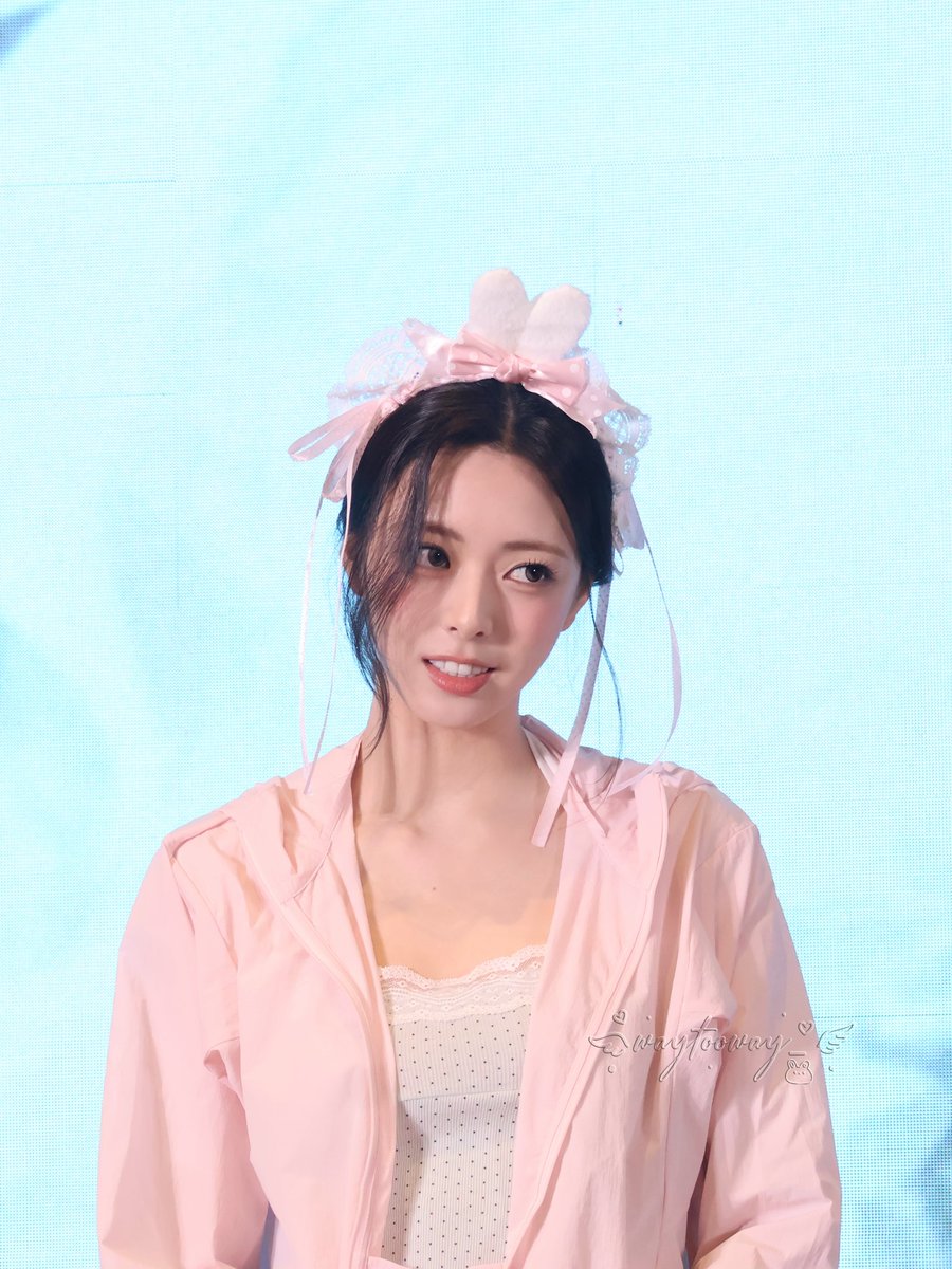 waytooway_'s tweet photo. 260718 ms Shanghai day2

🐰🐰

 #유나 #YUNA #있지 #ITZY https://t.co/pFdnk7wPam