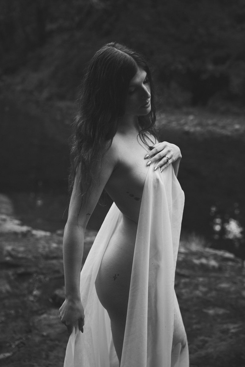 nrocagrom's tweet photo. it’s such a shame instagram doesn’t like nudity because wdym i can’t post the best pictures from my photoshoots? https://t.co/KNo5QicmXi