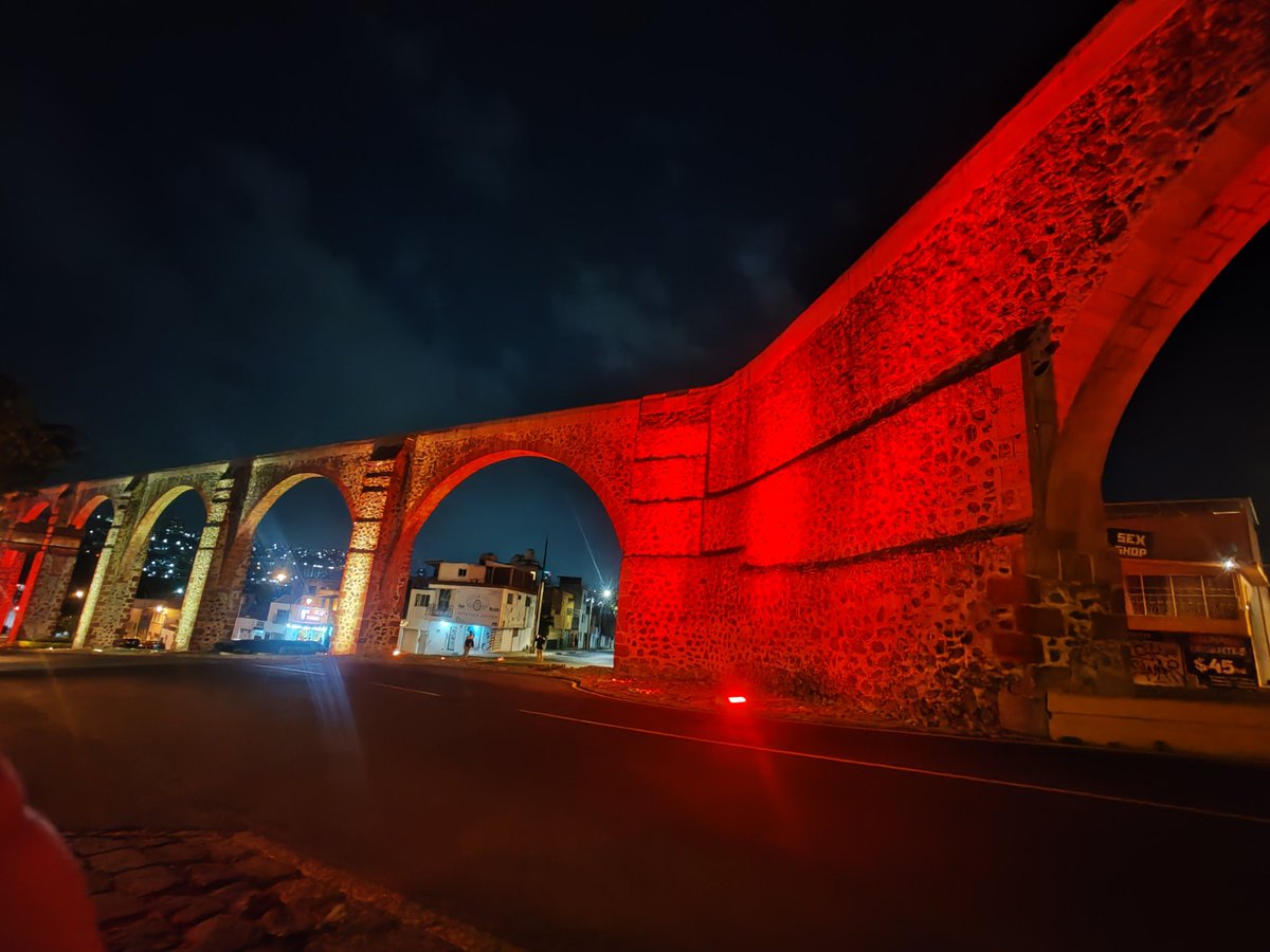 sacragarcia's tweet photo. Esta noche el 🏚️ #Acueducto de la ciudad de 🇪🇪 #Querétaro se pintó de rojo y amarillo en reconocimiento al título de la selección de 🇪🇸 #España, campeona del #Mundial2026⚽🏆

La Furia Roja se proclamó monarca del certamen tras vencer a la selección de 🇦🇷 #Argentina en la final. https://t.co/pfpX03ydtE