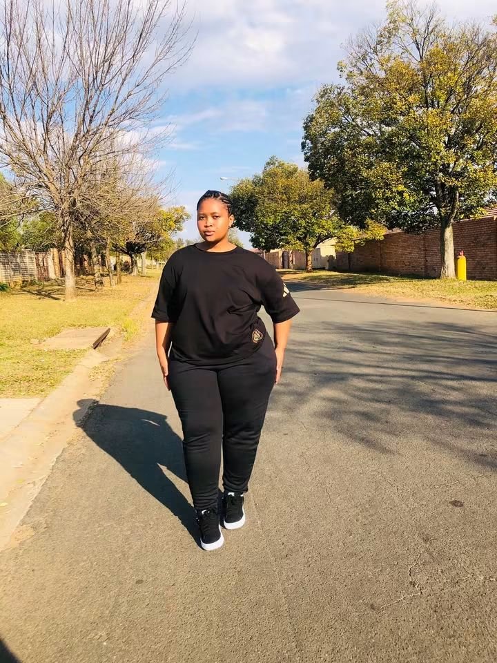 eboolaachiedza's tweet photo. Happy Monday https://t.co/xX5RDV3leh