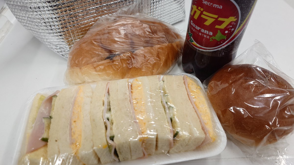 めっちゃ忙しい… やっとお昼タイム〜 今日はブリアンさんのハムサンド