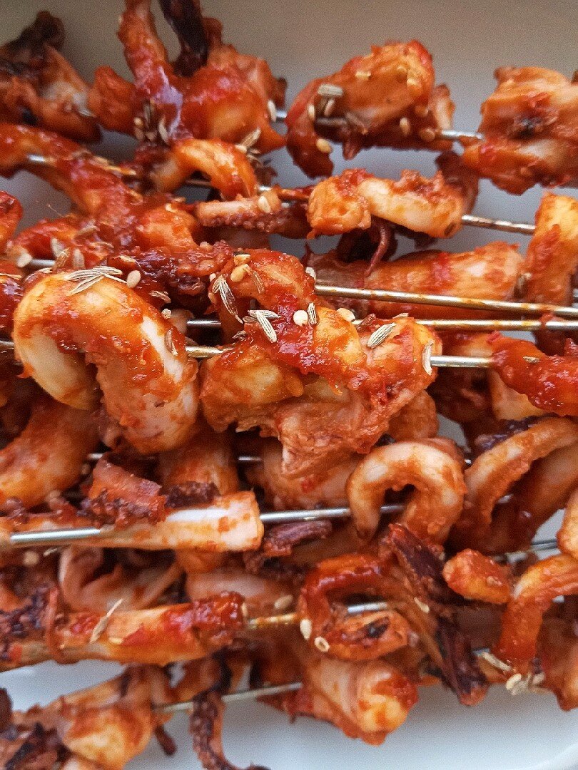 2KilclLdQM2wJBr's tweet photo. Perfect late-night street vibes: crispy fried squid skewers sizzling with savory chili seasoning, grabbing one on the way home hits different. #StreetFoodLovers https://t.co/VkEBBqIdUx