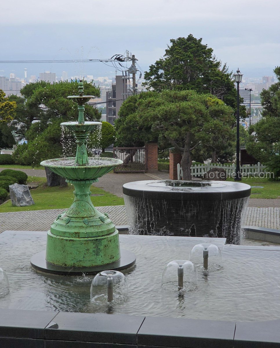 hoteletter's tweet photo. 函館をフラフラしていて見つけた元町配水場。今の時期は噴水と水が飲める水道くらいしかないけど、誰もいなくて静か⛲️
水がきれいに管理されてるからか蚊もいないし、展望台から函館の街も見える。
元町散策中の給水・休憩・眺望用の地味に良い穴場だった☺️ https://t.co/DdStGSr6td