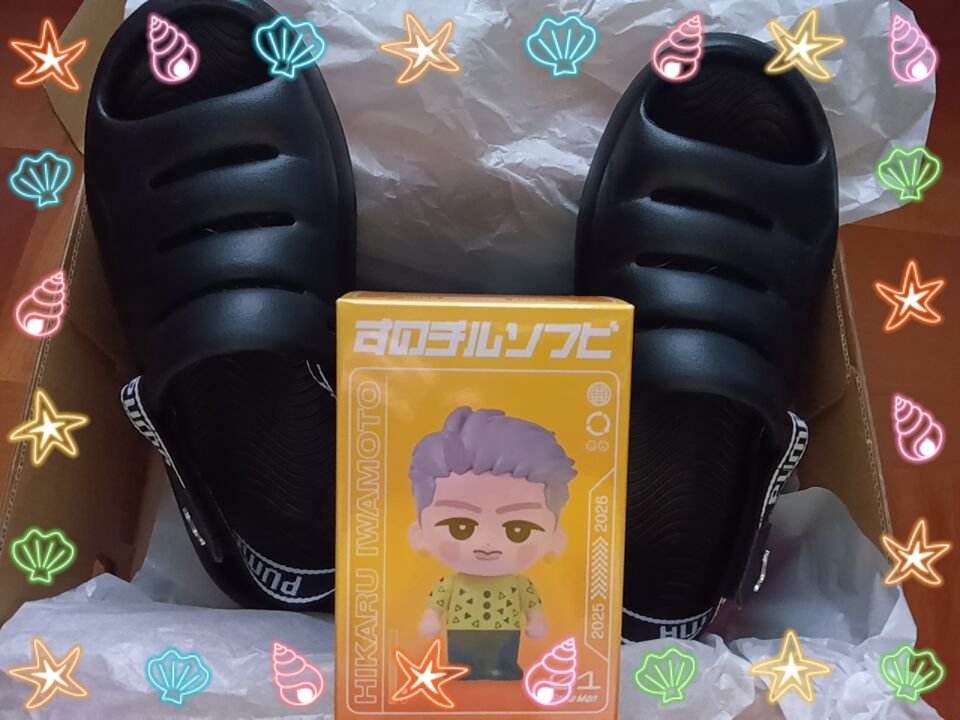 Gatty0622's tweet photo. 素足が苦手でサンダルは持ってないんやけど、スニーカー履いてるのも暑い💦
この間、何年ぶりかにサンダルで出掛けたけど快適やった✨
今年の夏は活躍してくれそう😊

さてソフビちゃんセッティングしよ💛

#PUMA
#すのチルソフビ https://t.co/6AHJ24lcI0