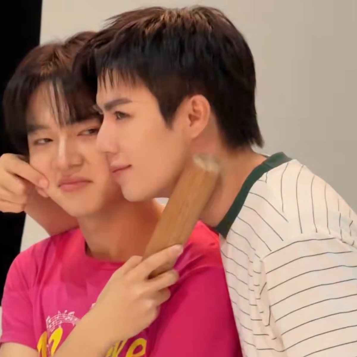 ppetchsp's tweet photo. ใช้ชีวิตแบบจริง ๆ ชีวิตจริงไม่ต้องพยายาม ตีกันตุยทุ้กวัน จะบร้า55555555555555555

#Fittingมนต์รักฮักอีหลี
#ZeeNuNew ♡̴ #ZeePruk #NuNew https://t.co/EkXTjm8Ffb