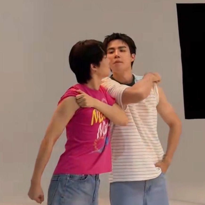 ppetchsp's tweet photo. ใช้ชีวิตแบบจริง ๆ ชีวิตจริงไม่ต้องพยายาม ตีกันตุยทุ้กวัน จะบร้า55555555555555555

#Fittingมนต์รักฮักอีหลี
#ZeeNuNew ♡̴ #ZeePruk #NuNew https://t.co/EkXTjm8Ffb