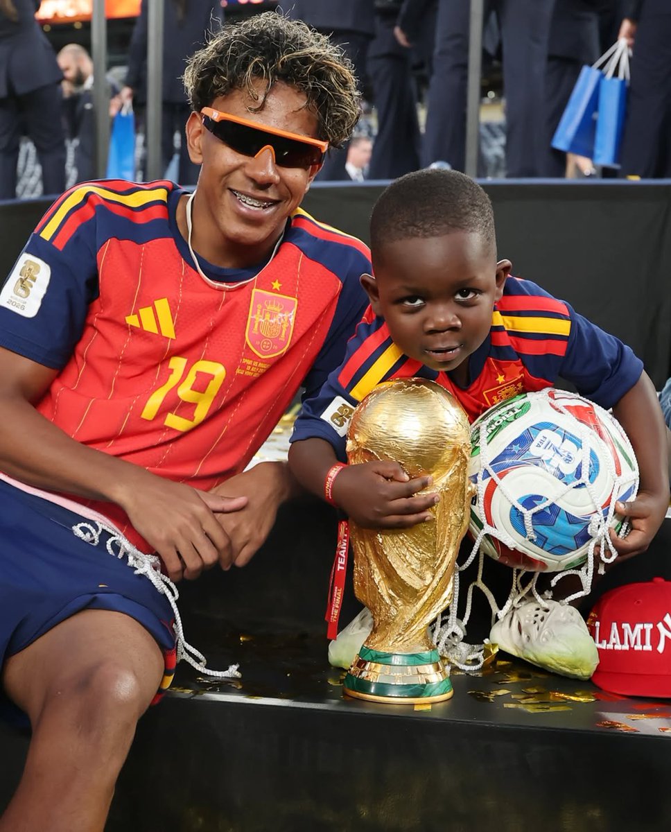 ofootball__'s tweet photo. Lamine Yamal let his little brother Keyne hold the World Cup trophy after Spain’s win. https://t.co/cARWzrqfaT