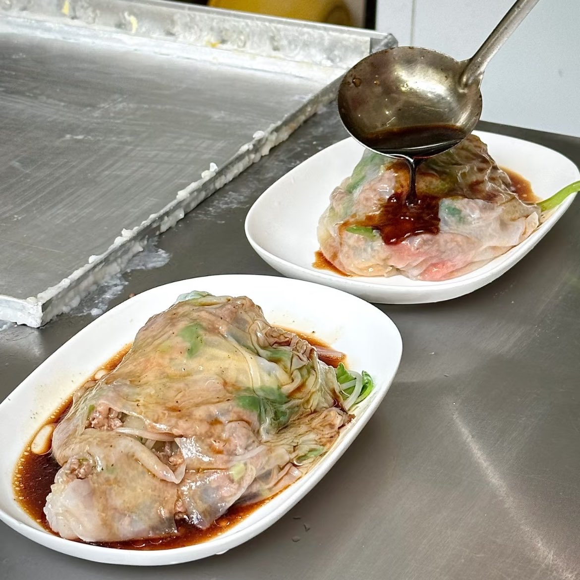 jjlinisgod's tweet photo. เพิ่งมาสังเกตว่าในโทรศัพท์มีแต่รูปฉางเฝิ่น (ก๋วยเตี๋ยวหลอด) แบบแต้จิ๋ว 555555555 นักกินตัวจริง ทุกคนอย่ามัวแต่โดนก๋วยเตี๋ยวหลอดแบบฮ่องกงหรือแบบของไทยที่มีแต่ถั่วงอกกะแป้งหลอก จงลุกขึ้นมาต่อสู้เพื่อก๋วยเตี๋ยวหลอดแบบแต้จิ๋วที่อร่อยที่สุดในชีวิต ที่ไทยก็หากินได้นะ https://t.co/8p5qLqKEek