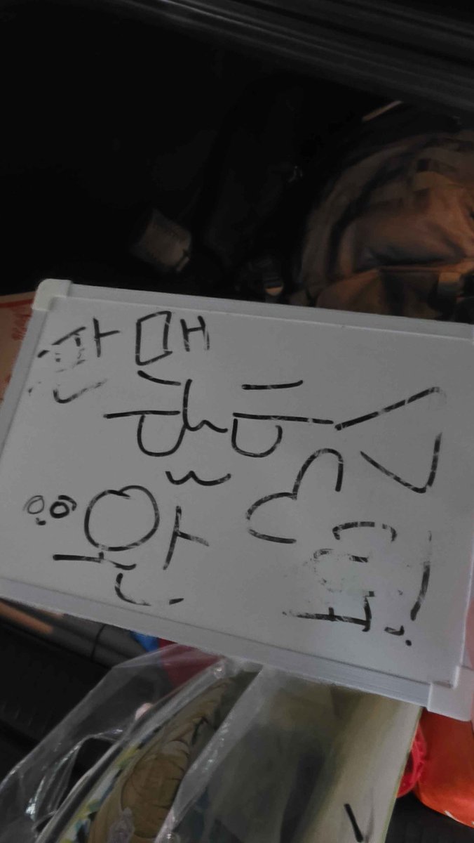 Don70016112's tweet photo. 주말동안 공군부스 찾아와주신 분들 너무 감사드립니다!!

물량이 부족했던건 이정도로 많이 오실줄 몰랐어서.....죄송합니다 ㅠㅠㅠㅠ

역으로 선물도 받아보고...살면서 처음으로 싸인도 해보고... 정말정말 감사�� 일들만 있네요

앞으로도 그림 열심히 그리겠습니다~~~ https://t.co/SdCRAv14A8