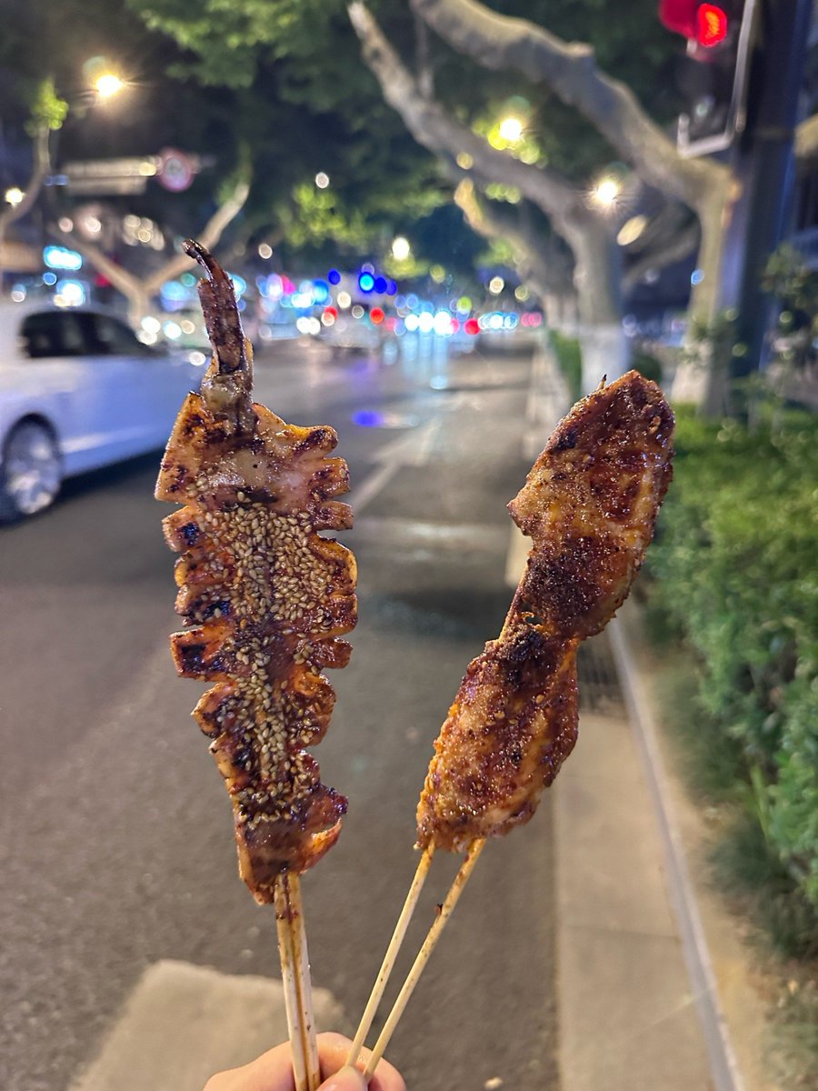 idthc13723193's tweet photo. Craving a warm bite This crispy fried skewered squid by the street is the perfect pick for a cool evening—crunchy outside, tender inside, and spiced just right! https://t.co/N6JPWiKSiB