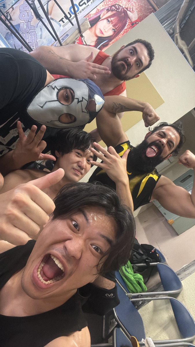 pw_jto_A's tweet photo. 外国人が常にいるのはいい刺激！🔥
なのに英語はいつになっても…

あれ？
俺の後ろにいるメンバーカイト軍団じゃねーかよ！！笑

いずれ試合するでしょう！
楽しみにまってます！

今来てる外国人にもFIGFTを覚えてもらいたいと思います！

FIGFT！🔥

#pw_jto 
#FIGFT https://t.co/boGZyFPnod
