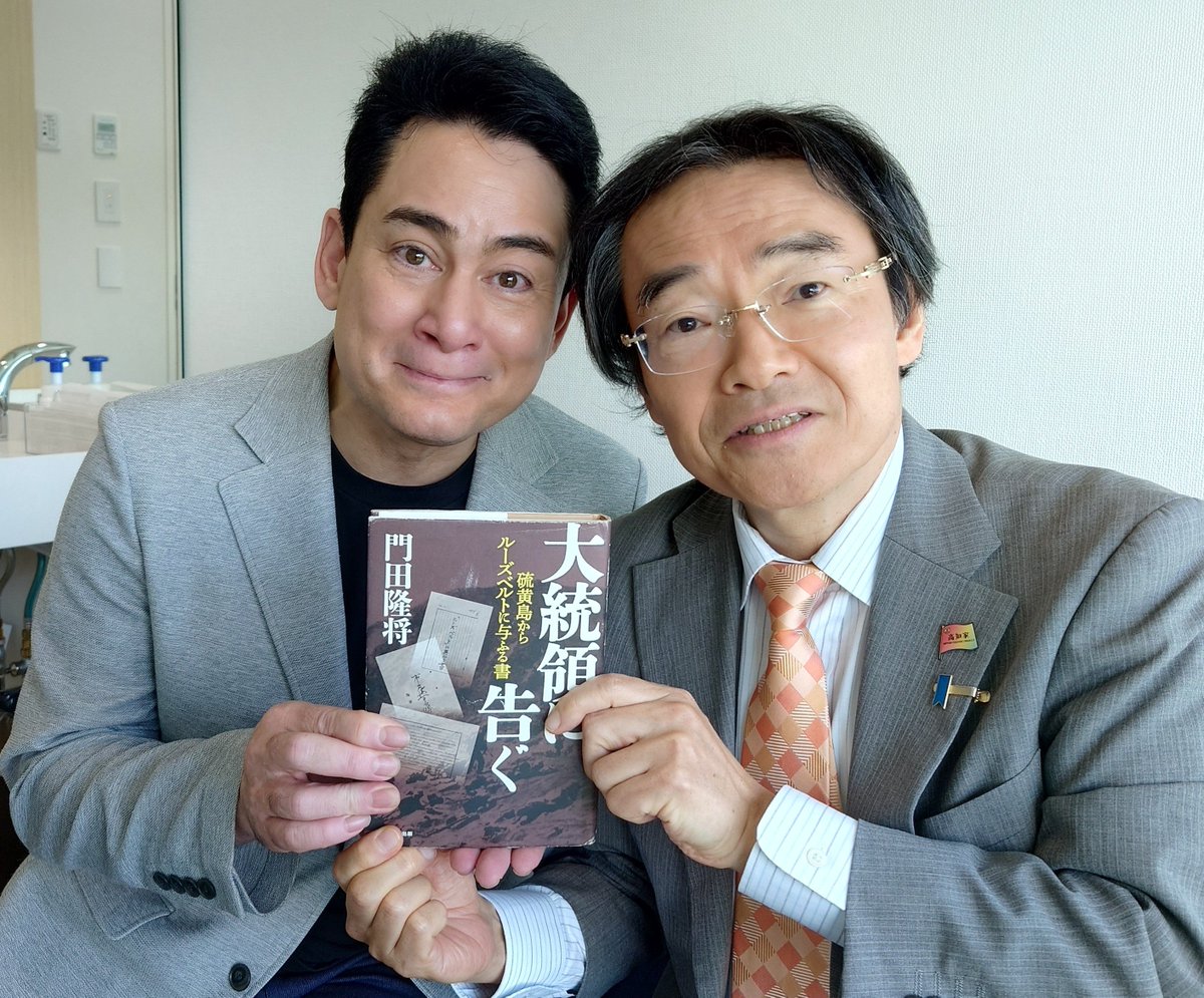 KadotaRyusho's tweet photo. 昨日放映された「そこまで言って委員会NP」｡収録日に野口健さんが「『大統領に告ぐ』感激した〜」とわざわざ控室を訪ねて来てくれた｡有難うございます！メガソーラーパネル建設反対に絶大なる力を発揮する野口さん｡ますます日本の為､自然保護の為に頑張って下さい〜！
https://t.co/TH9dCpvnjl https://t.co/BzevlKrOgM