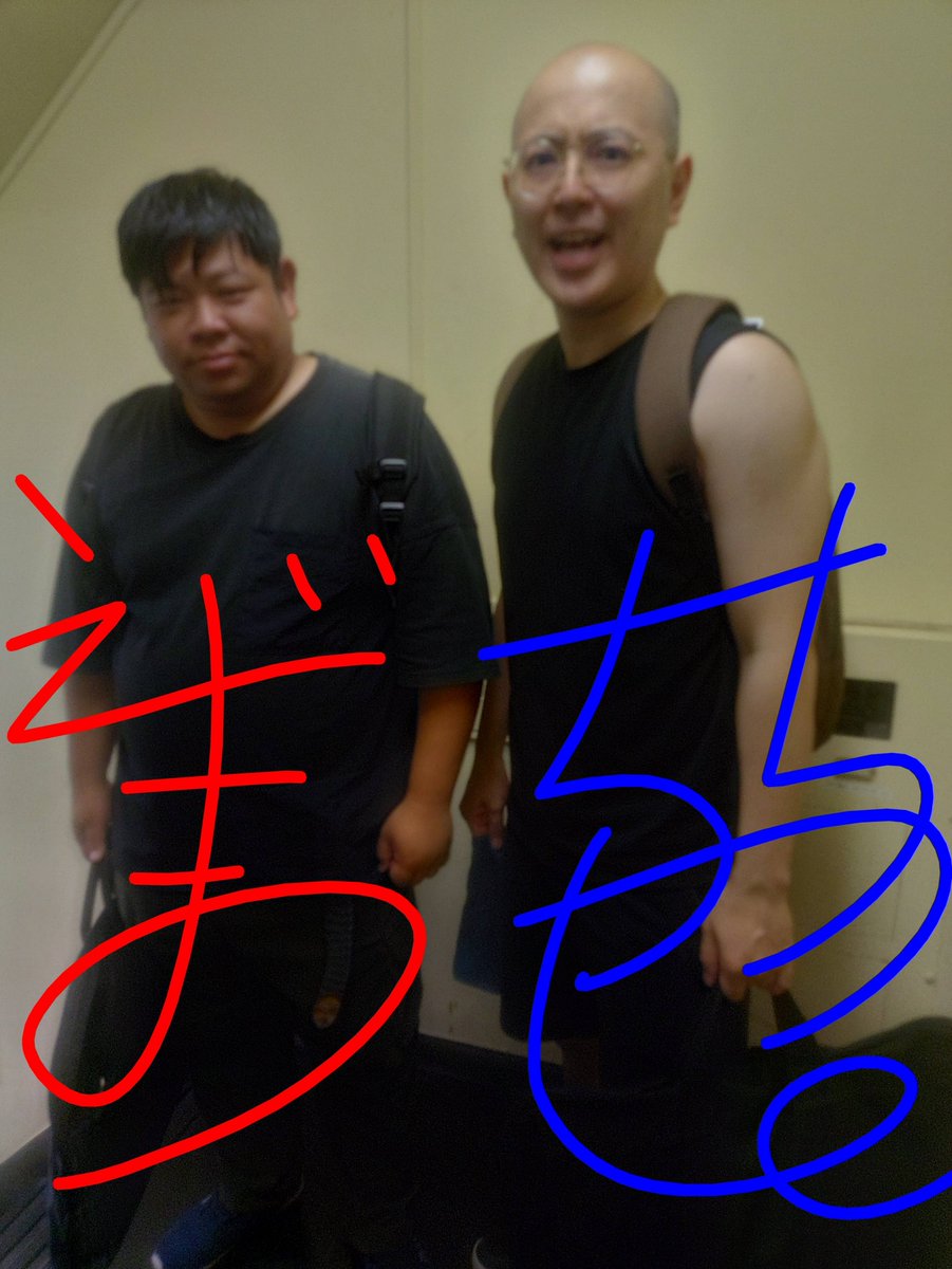 ライブ前に写真を撮らせて頂きその場でサインを書いて頂きました。前の