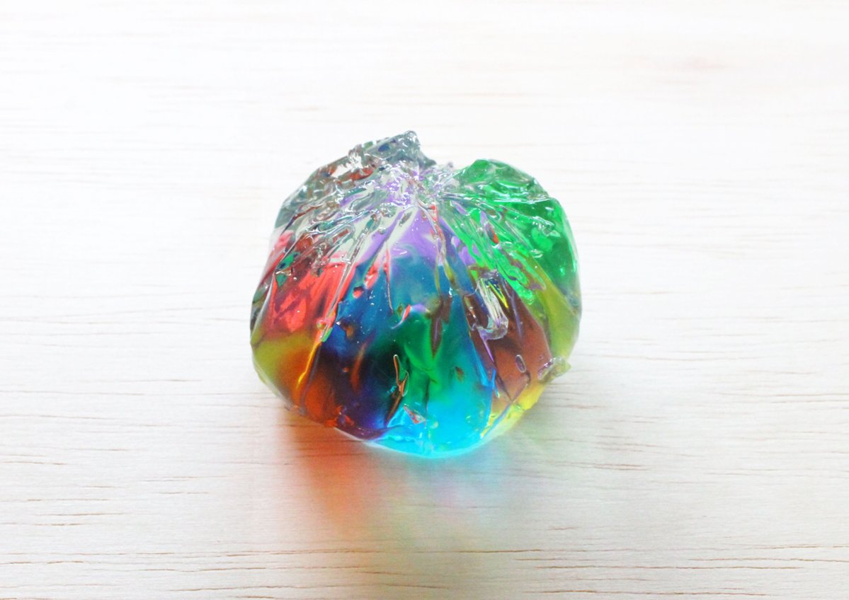 kameya_kawagoe's tweet photo. 【虹の雫販売のお知らせ】
7月限定で「虹の雫」販売中です。
 雨上がりにかかる虹からポツりと落ちた雫の一粒を錦玉で表現しています。夏らしく爽やかなミント風味に仕上げました。 是非ご賞味ください！
取り扱い��舗：本店・丸広川越店・エミオ狭山市店 https://t.co/iwA9nABK3s