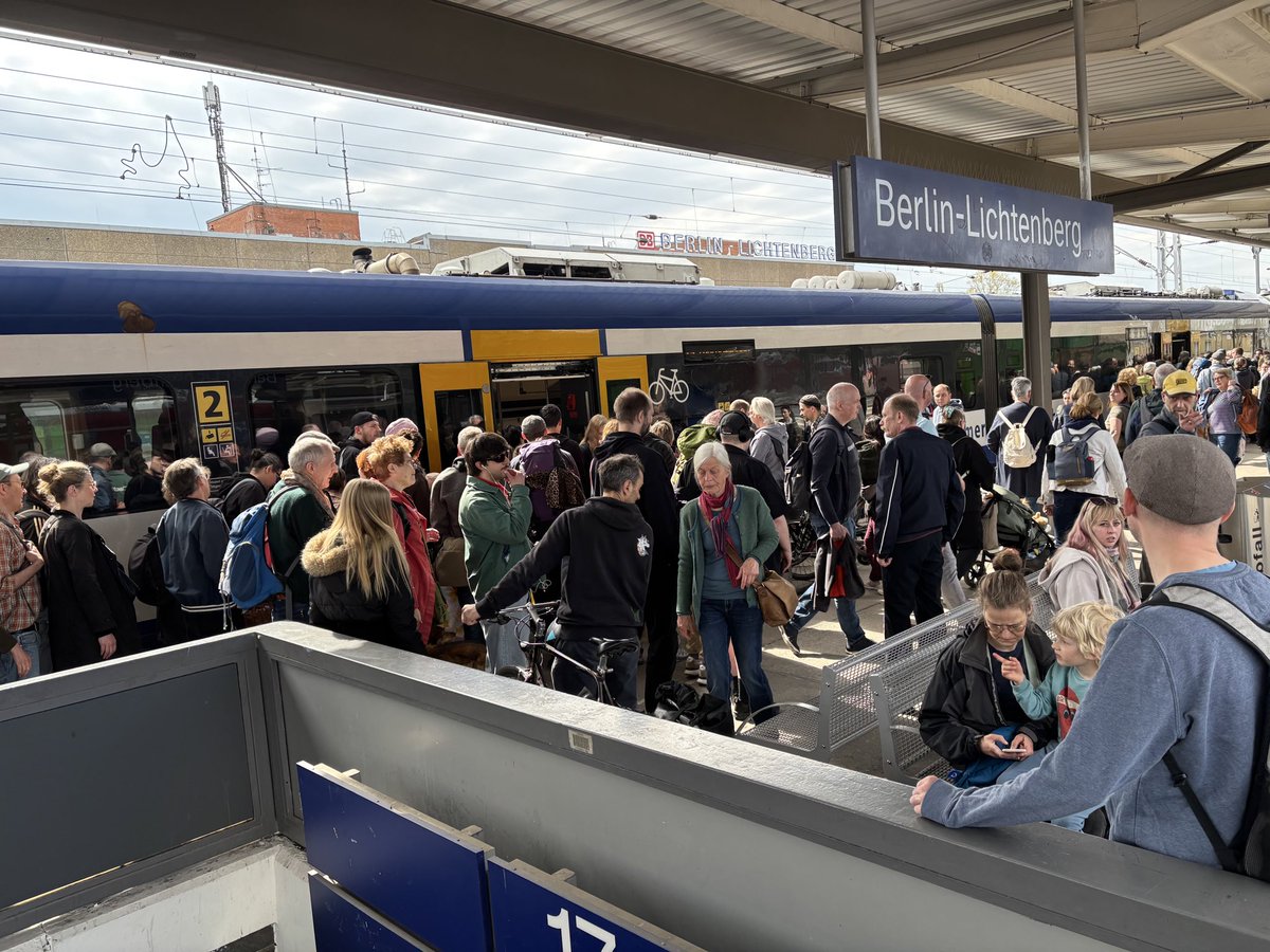 pneumannberlin's tweet photo. Die #Trassenpreise im Regionalverkehr steigen. #Berlin und #Brandenburg drohen enorme Mehrkosten. Jetzt prüft Infrastrukturminister Crumbach eine Klage. #VBB #NEB #DB
Link im Kommentar. https://t.co/KMQjbdFOQS