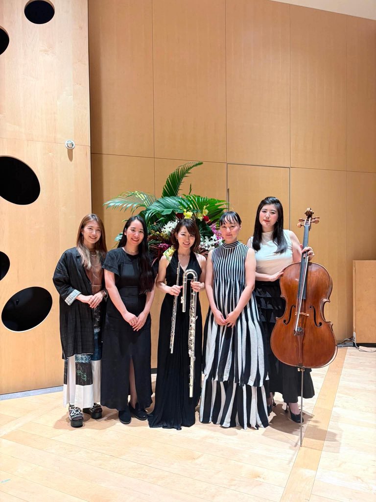 yoshieueno's tweet photo. KAZENホールでのコンサート終演しました！尊敬するメンバー（能声楽の青木涼子さん、チェロの上村文乃さん）と一緒に、桑原ゆうさんの素晴らしい作品に向き合った幸せな時間でした。また機会がありますように✨（ギターの村治佳織さんも写真に加わってくださいました📸） https://t.co/GdL0tU5cDt