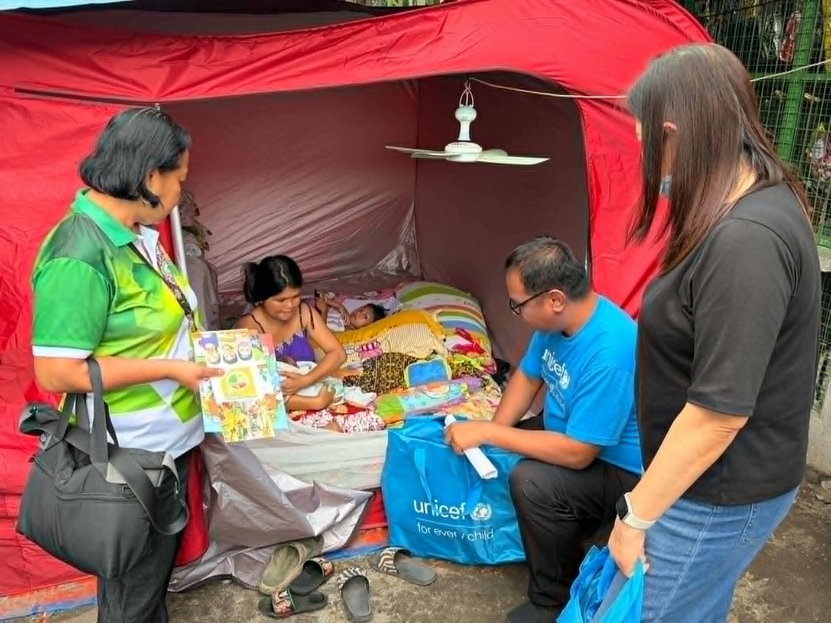 unicefphils's tweet photo. 📍 Sarangani &amp; General Santos City
#SaranganiEarthquake

UNICEF is working with the @DOHgovph , @nncofficialph to deliver ready-to-use therapeutic food, breastfeeding kits, nutrition information materials, and high-performance tent that serve as temporary health facilities. https://t.co/rUWmVjNfTE