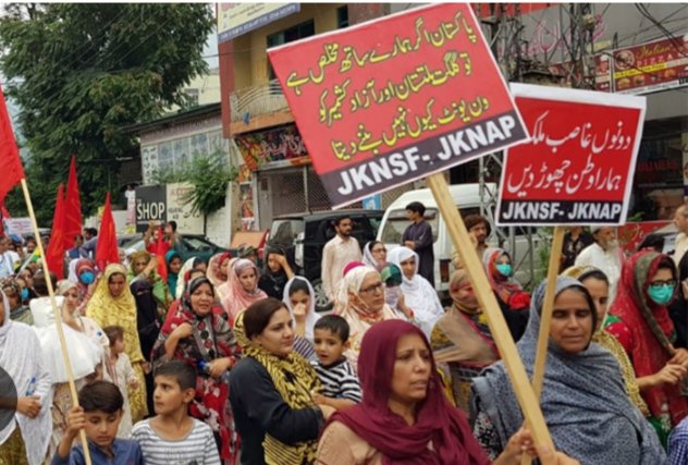 rubinahuss51596's tweet photo. How much more oppression will you inflict, Asim Munir? Now, women too have stepped onto the battlefield. This arena was free and will remain so, even if sacrifices must be made. #AjkWoman #PakGovt https://t.co/r3hMlEeBus