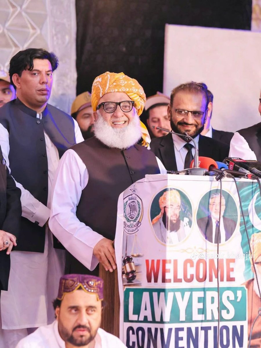 farooqi14's tweet photo. اپکی مسکراہٹ ہی مقتدرہ کی بلڈ پریشر ہائی کرنے کے لئے کافی ہے
#قائدانقلاب_مولانا
#سیاسی_چوکیدار
#مولانا_سے_معافی_مانگ
#شہداء_صرف_بہانہ
#لشکر_نہیں_امن https://t.co/29Wvbwi2Bd