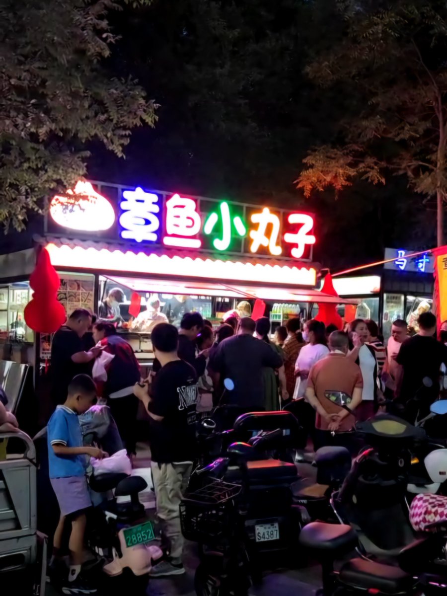 Juyeongjung's tweet photo. Craving late-night street vibes Steaming hot takoyaki with crispy edges and creamy filling from the roadside stall—perfect quick bite for a busy evening https://t.co/rARlAan8b5