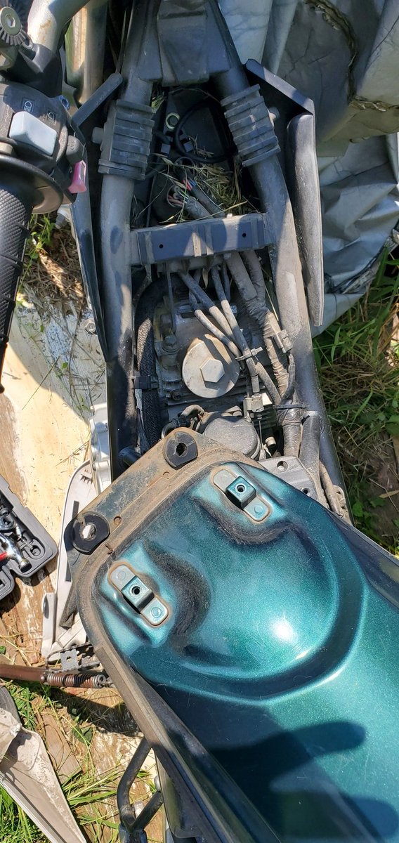 fukusuke_1115's tweet photo. 炎天下のなかバイク整備
お年20歳のセロー
チョークレバー根本のプラが折れてたのでチョークケーブル交換 https://t.co/nmSpuTbovU