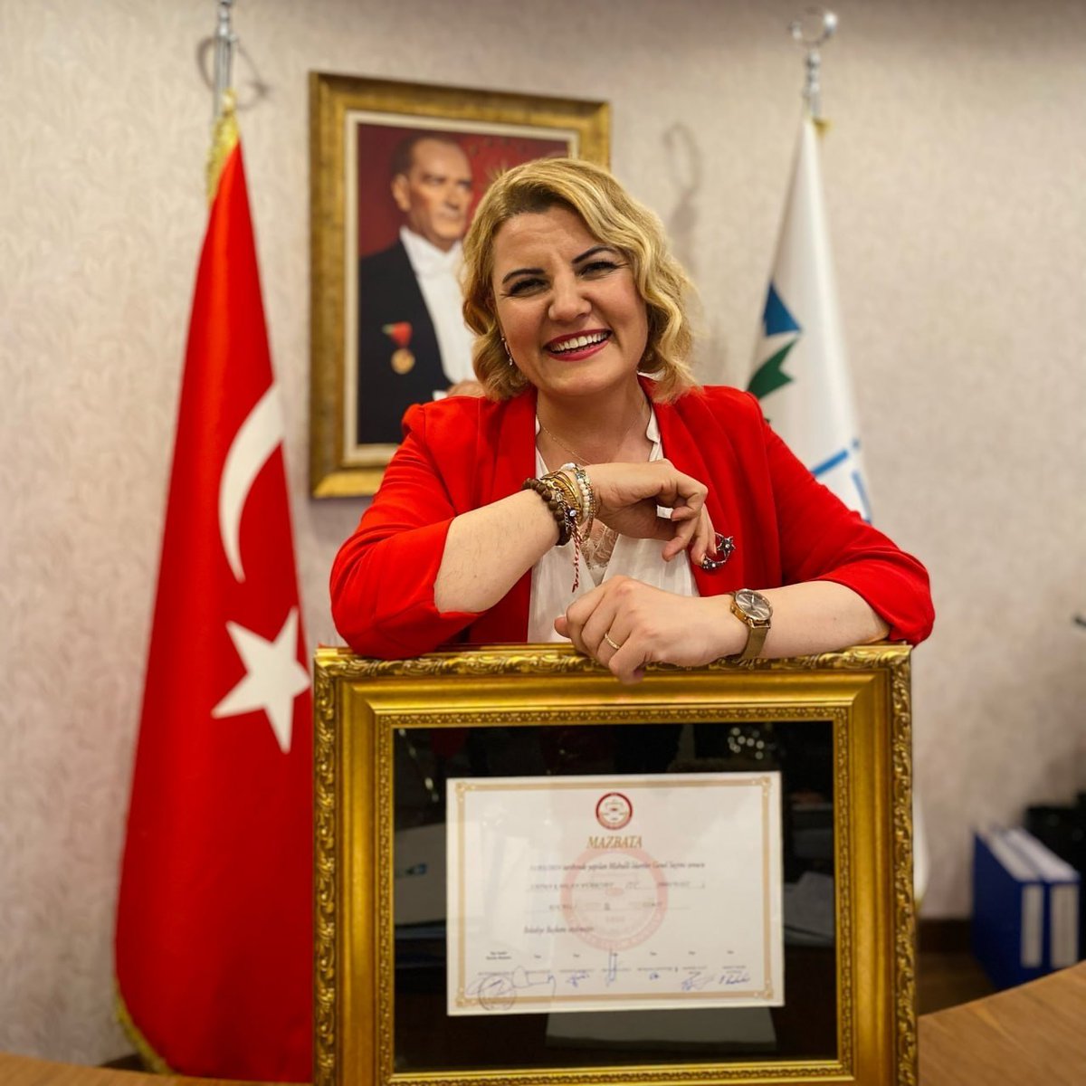 CepniMustafaCan's tweet photo. #SONDAKİKA

İzmit Belediyesi'ne yönelik soruşturma kapsamında belediye binası ve Başkan Fatma Kaplan Hürriyet'in evinde arama başlatıldı.

—Operasyon kapsamında İzmit Belediye Başkanı Fatma Kaplan Hürriyet ile eşi Murat Hürriyet gözaltına alındı. https://t.co/LWsYYW1KVx