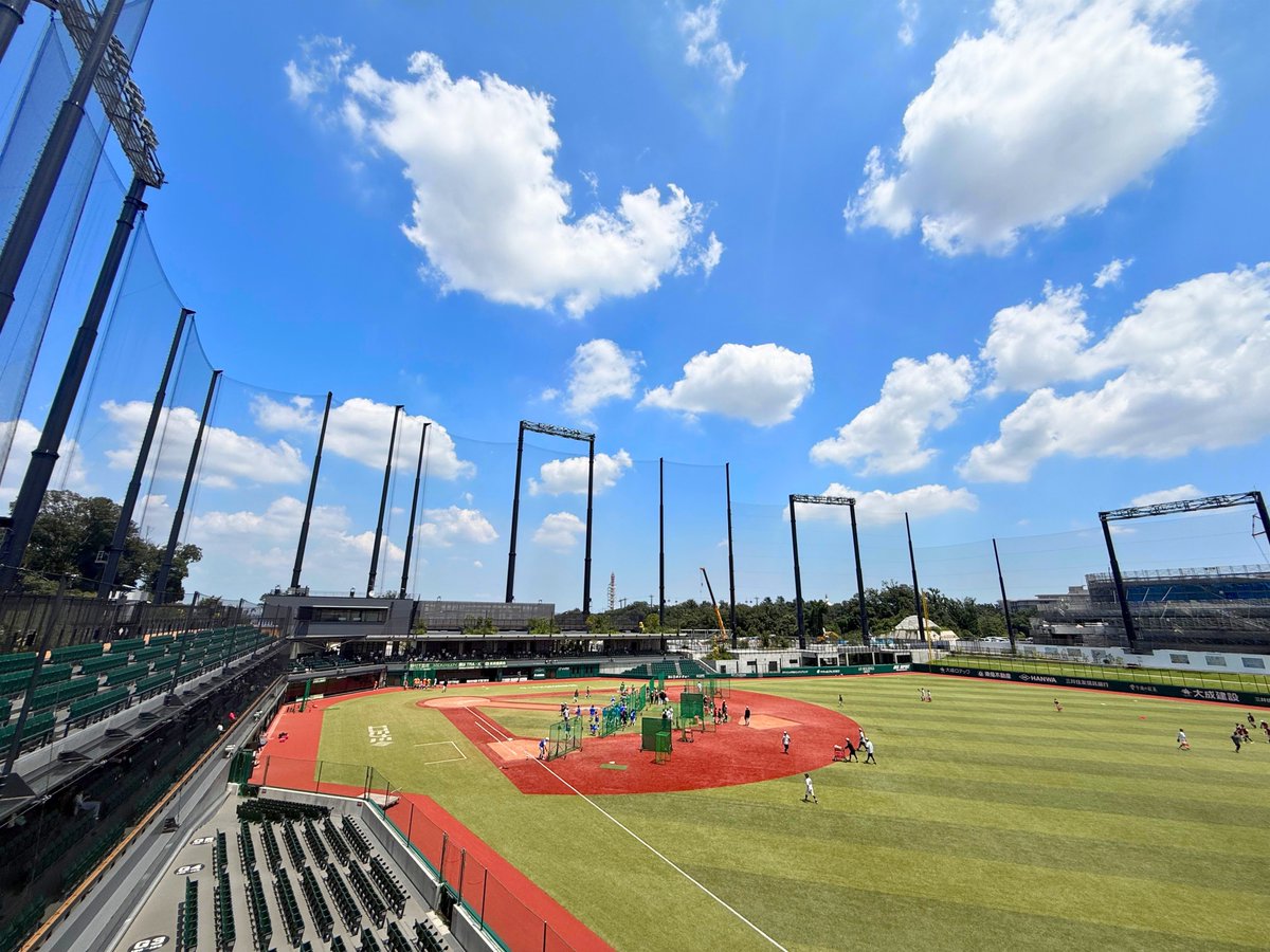 gtown_stadium's tweet photo. 本日関東甲信の ＃梅雨明け が発表され、
＃ジャイアンツタウンスタジアム の上空にも
青空が広がっております🌞

＃Gタウン の各所には日よけエリアがあるほか、
場内飲食売店「ジー・ドムドム」では
夏季限定のフード＆ドリンクメニューを販売中🥤

さらに、夏祭りなどのイベントも今後開催予定です🏮
詳細は東京ジャイアンツタウン公式サイトからチェック！
https://t.co/Bg9pBmxicz

この夏最高の思い出をぜひGタウンで‼️