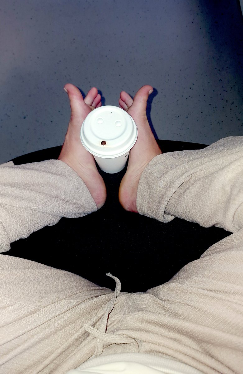 faceless__k's tweet photo. Guten Morgen an diesem Montag 😏 Der Kaffeebecher ist schon ganz aufgeregt - Du auch 😈🫦?
Deine Mrs K 💋
//
//
//
#footfetısh #fuss #footslave #coffeetogo #feetworshi̇p #femdom #monday https://t.co/PKGD6Ghpnu