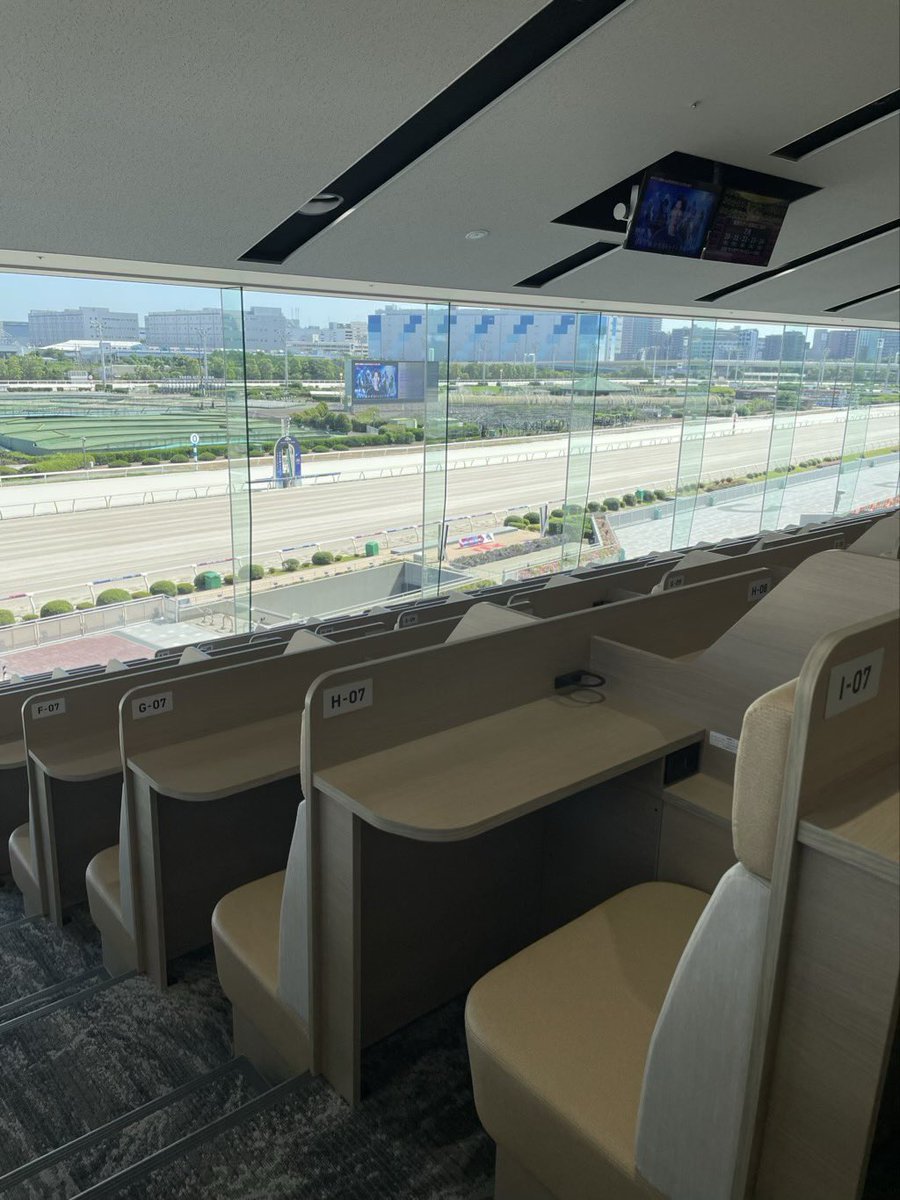 MKOMIYA3's tweet photo. 祝日開催の大井競馬場に来ました。何度か来てますが指定席取ったのは初めて。今年リニューアルしたウイングシート、ピッカピカですね😊この暑さの中、走る馬も大変だー。荒れるかな？ https://t.co/hX8j94qsFB